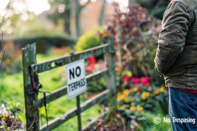 ¿Qué hacer si mi vecino entra en mi jardín sin permiso? Soluciones legales y prácticas
