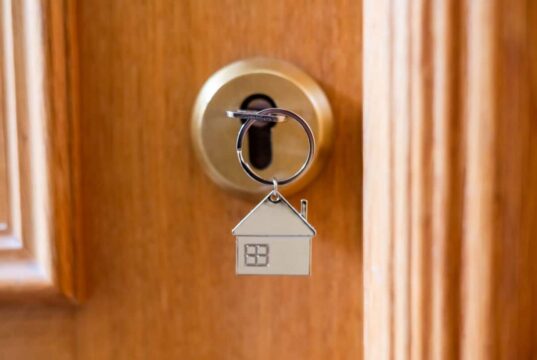 Llave en la cerradura por la noche: el reflejo a abandonar urgentemente por tu seguridad Llave en una cerradura